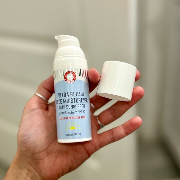 First Aid Beauty | Ultra Moisturizer w/ SPF - Picture 2 of 12